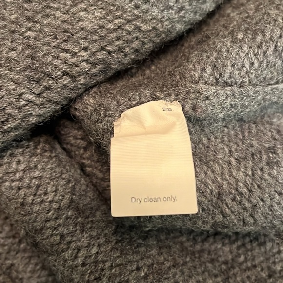 100% wool, worn severally times and cleaned and stored! Roll neck heavy sweater! - Picture 3 of 3